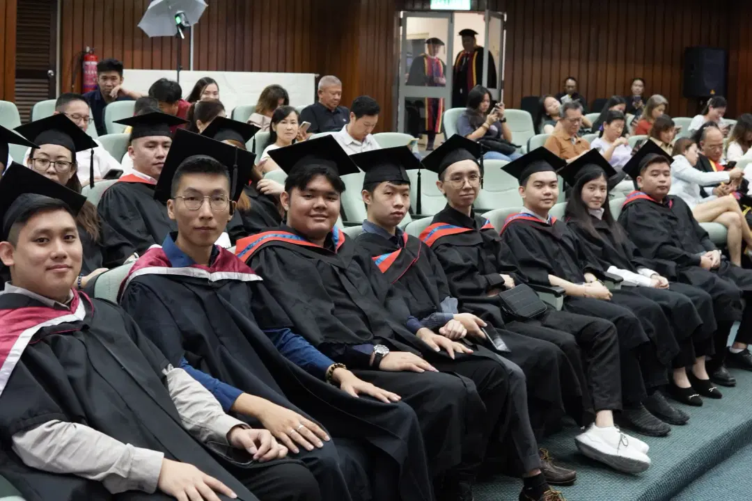 Nova Academy 毕业典礼现场，家长在场见证
