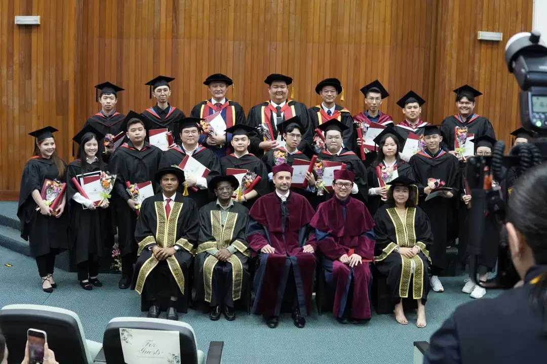 Nova Academy 毕业生与大学代表合影